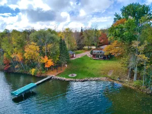 Image of Beautiful Cabin on Peaceful Swan Lake!