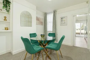 Image of Canaan House - Modern 3BR Flat in Central Chatham w Free Parking