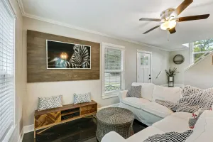Image of Charming Cottage 5 minutes drive to The Silos and all things Magnolia
