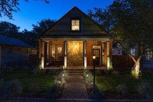 Image of Stunning Vintage Victorian-Era Cottage - Walk to train\/river\/park\/downtown.