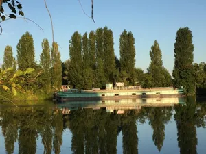 Image of La Timonerie d'une péniche sur l'Yonne -- (The wheelhouse of a barge on the Yonne River) -- (in French)