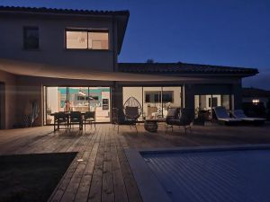 Image of Villa Contemporaine Avec Piscine Chauffée et ses Grands Espaces Verts au Calme