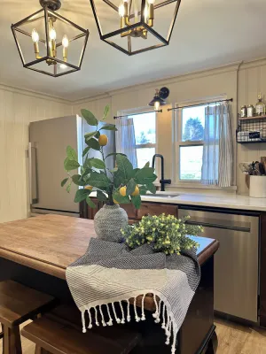 Image of White Little Cottage-Newly renovated-Pets-Family