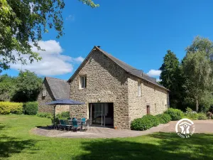 Image of Luxurious 5-Bed Home, Private Lake, Games, Near Historic Sites