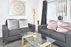 Image of Spacious 4 Bed House W\/ PARKING