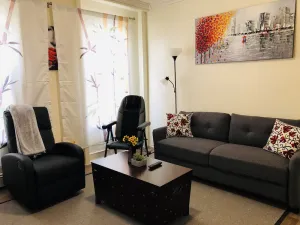 Image of Cozy-Chic Urban Retreat - King bed, washer\/dryer