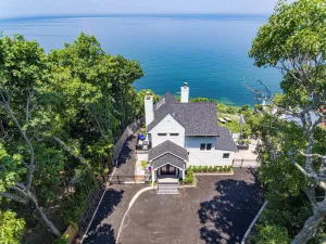 Image of Coastal Retreat: Waterfront, Deck, Awesome Views