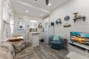 Image of 5600 Seaview Ave, Unit 4