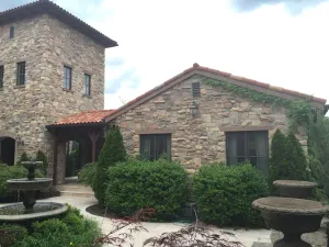 Image of Tuscan Villa with Private Courtyard in Briarbrook (near Joplin Regional Airport)