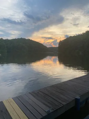 Image of 5 BR QUIET Waterfront Spacious Lakehouse on Lake