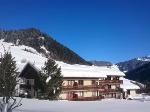 Image of Spacious Ski-In\/Ski-Out Apartment for 8 with Parking and Ski Storage