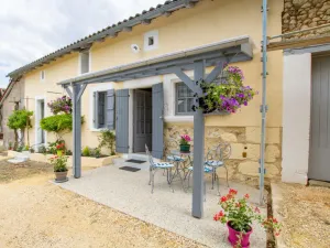 Image of Charming Farmhouse Retreat with Modern Amenities, Near Périgueux and Nature Trails
