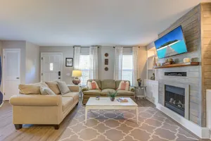 Image of 3 bdrm located between Sullivan’sIsland Beach and Downtown Chs