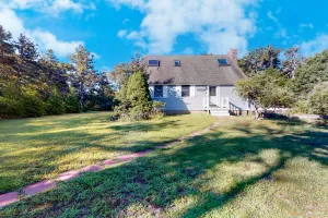 Image of Cozy & private cottage w\/ a large yard - perfect for families