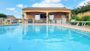 Image of 10 kms from Arles in the countryside, 2 double bedrooms + 3 beds, air-conditioned swimming pool.