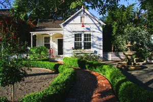 Image of Delightful Downtown Cottage House with Modern Amenities (Breakfast Possible)