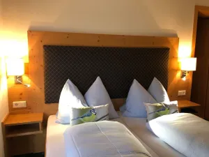 Image of Double room with balcony and lake view - Haus Hirschpoint