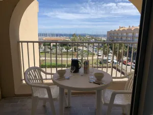 Image of studio avec terrasse port de hyeres