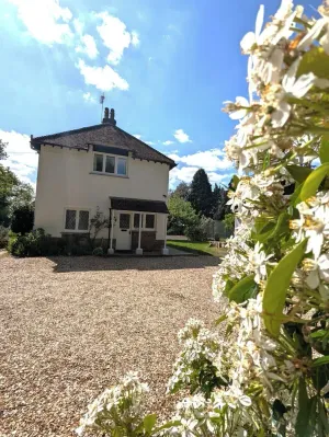 Image of Cosy Cottage with Large Garden I Semi Rural Retreat! Nearby Countryside, Beaches & Goodwood - Chichester Holiday Properties