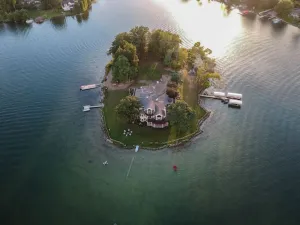 Image of Paradise Island the real fantasy Nou'veau riche