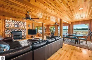 Image of Cozy Cottage w\/hot tub on Lake Margrethe...