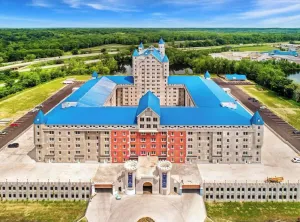 Image of Spacious 6BR 6BA Grand Castle Apartment Near Downtown