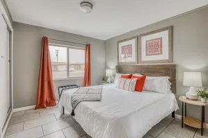 Image of 🌞4 bedrooms WITH KING BEDS by the AIRPORT with REFRIGERATION & WIFI