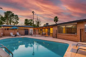 Image of ✰ NEW ✰ Sunset Flats - 4BR, Pool, BBQ, Minutes to UA