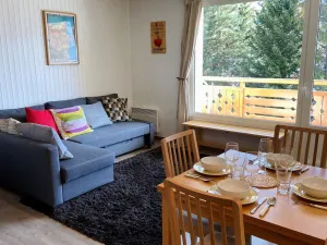 Image of Spacious 3-room apartment with balcony and mountain view