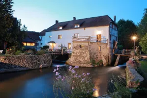 Image of Romantic suite with private jacuzzi 1 hour from Paris