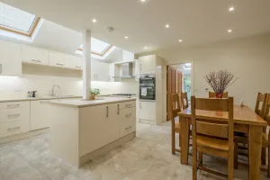 Image of LARGE 4 bedroom Home with Garden and Free Parking