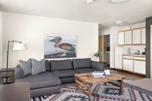 Image of Lovely Pet Friendly 2bd \/ 2ba w\/ Private Entrance, On Site Laundry & Dedicated Parking