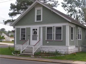 Image of Rhinos Retreat - 2BR home close to town, Back screened in porch, NO LINENS