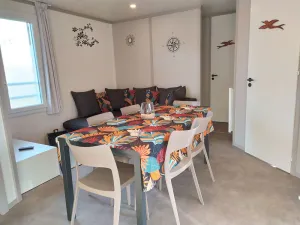 Image of Chalet 2 Chambres à Labouheyre avec Piscine Chauffée, WiFi et Terrasse au Bord d'un Lac - FR-1-783-25