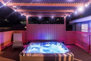 Image of Saltwater~HOT TUB 🌊Delray🏝Minutes to Atlantic Ave and beach