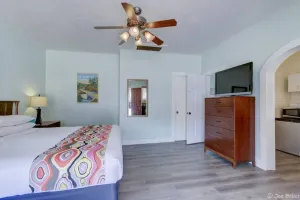 Image of Unit 16 Deluxe King Bedroom, Kitchenette, Wifi, Tv