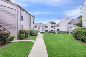 Image of Lakeview Cozy Townhouse - 5 min from Hall Road
