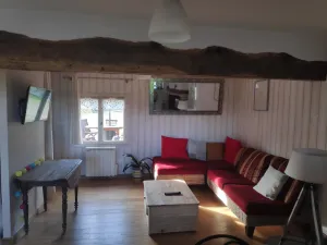 Image of very quiet rural house