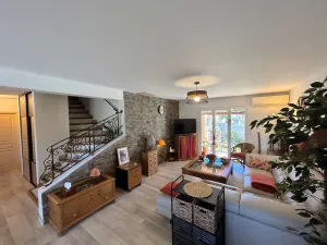 Image of Sublime Villa Climatisée Familiale avec Extérieurs Spacieux – Quartier Calme - FR-1-388-215