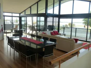 Image of GoolwaGettaway Luxury Home by river- sleeps 14 in 10 beds