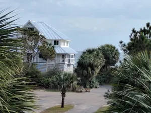 Image of Special Discount May 31-June 7, June 14-21!  Plantation, cross street the beach!