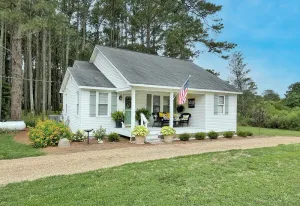 Image of \"Bee Haven\" Cottage Retreat Near Colonial Williamsburg