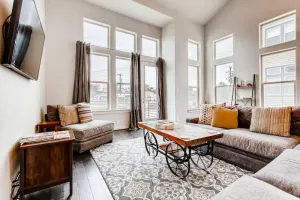 Image of Fam Friendly 5 Bed Home Blocks To Pearl/Riverwalk!