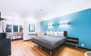 Image of Blue Way Inn & Suites by Jasper Beeville-1 King Bed Non Smoking