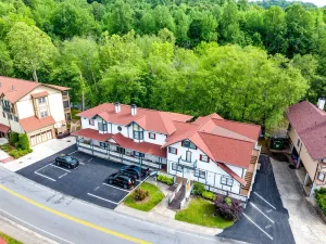 Image of Alpine River Suites #502 - Cozy Riverfront Condo w\/Overlooking River in Downtown