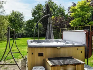 Image of Toms Cabin - Uk35173