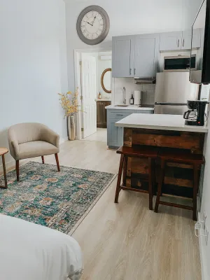 Image of Renovated Downtown Hollywood Efficiency\/1 Bath