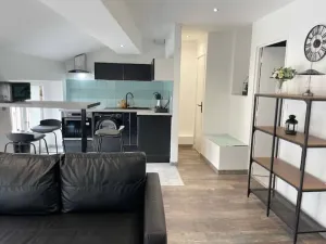 Image of 012 CHIC & COSY F2 34m2 HYPERCENTRE WIFI SMART TV NETFLIX