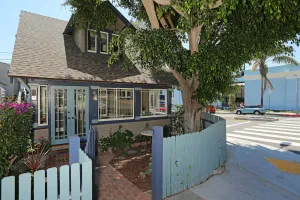 Image of Block to the Shore - Amazing Santa Monica Craftsman