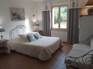 Image of Cante Grillet in provence at the foot of the Luberon Chambre ZORA